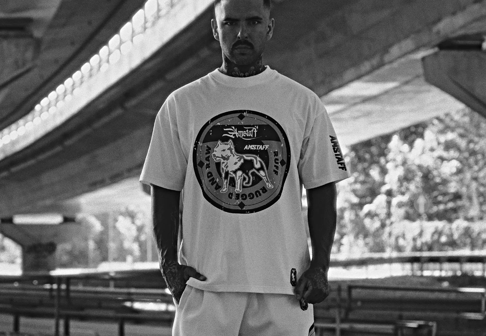1 Mann in einem Amstaff T-Shirt