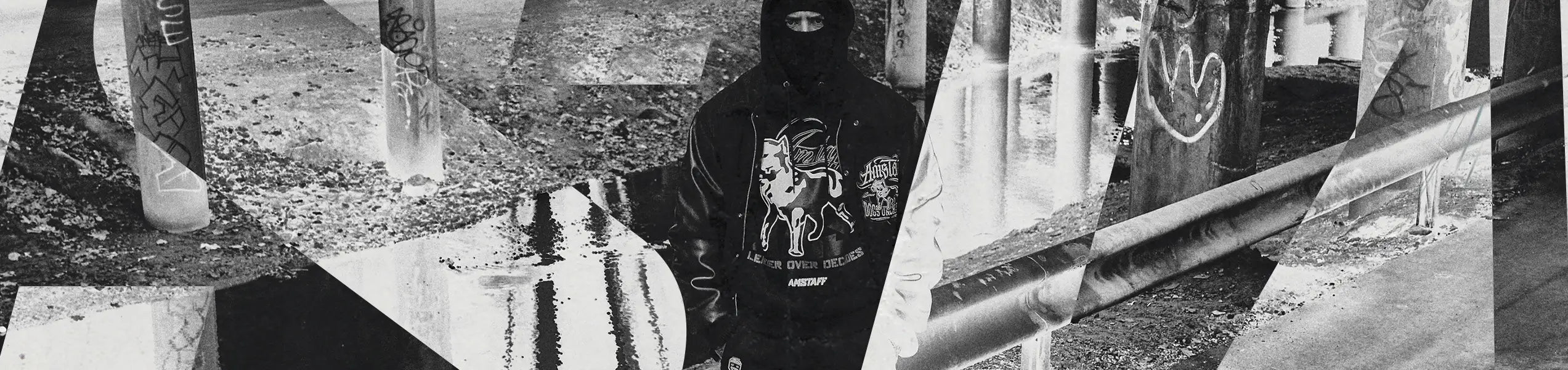 Schwarz-weißes Streetwear-Motiv mit Person im Amstaff-Hoodie in urbaner Graffiti-Umgebung