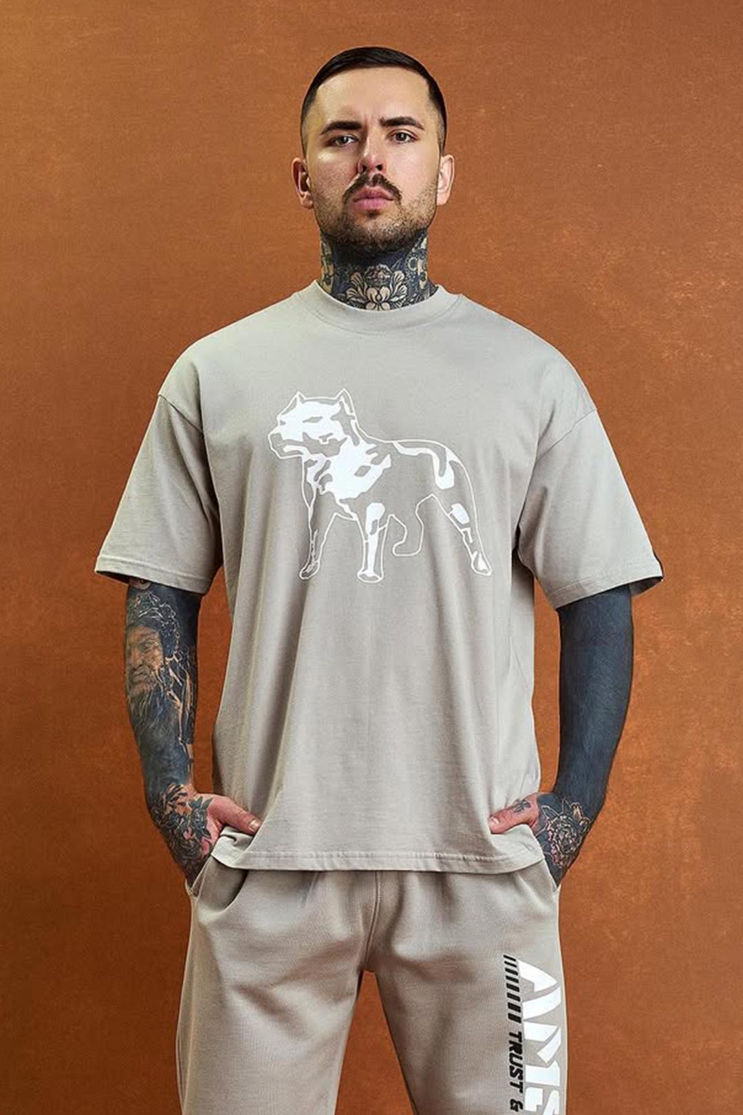 Tees und Tanktops. Ein Mann mit einem T-Shirt von Amstaff.