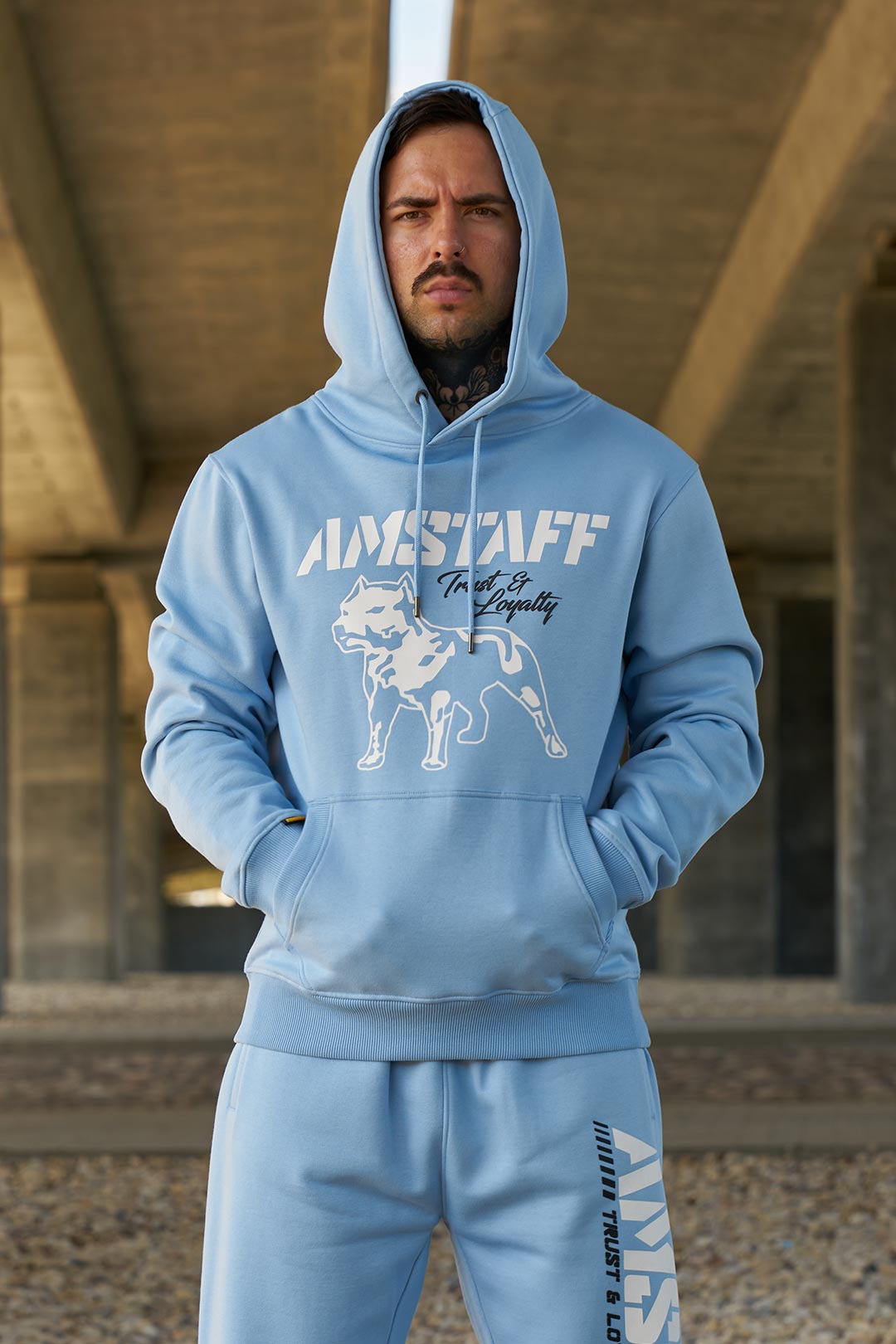 Hoodies und Zips. Ein Mann in einem hellblauen Hoodie von Amstaff.