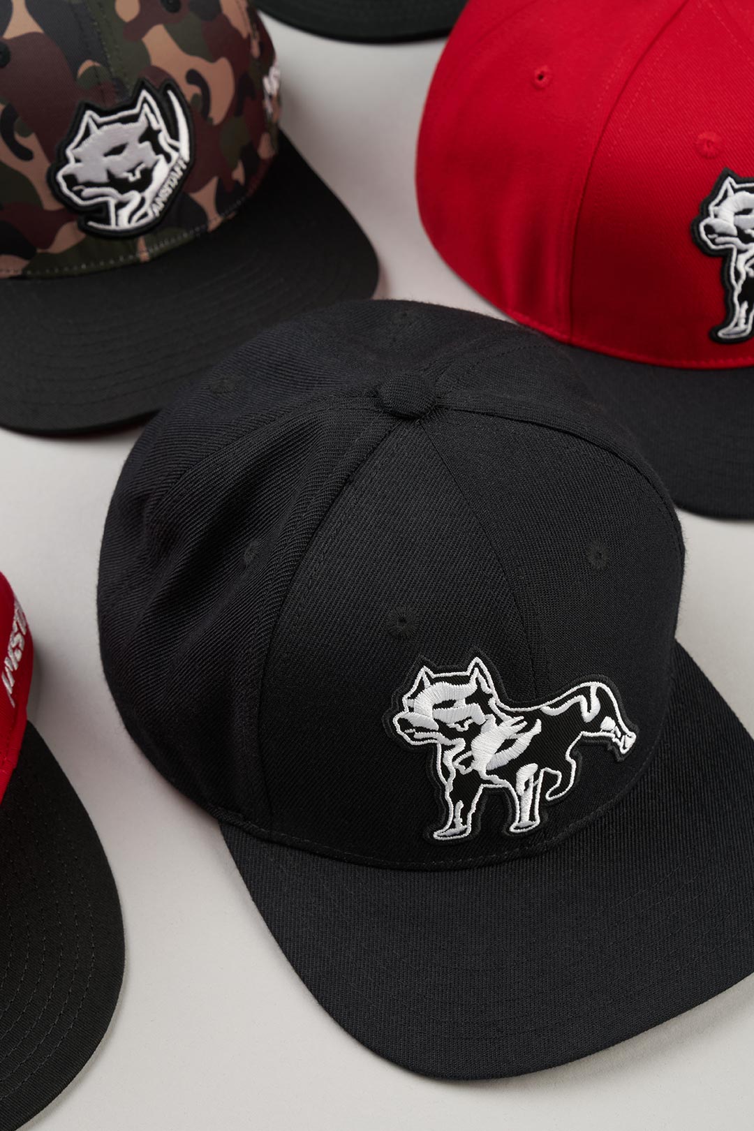 Eine Auswahl an Amstaff Caps.