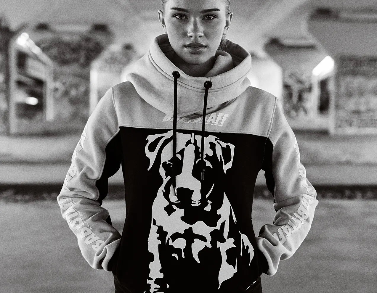 Eine Frau mit einem Babystaff Hoodie
